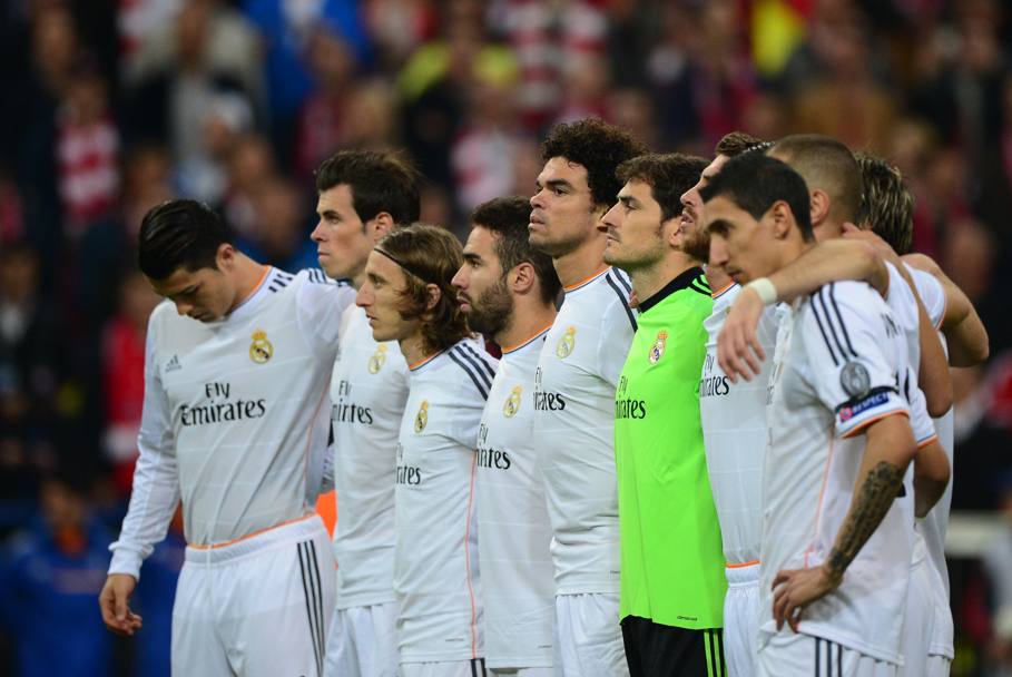 Il minuto di raccoglimento osservato dal Real Madrid. Afp